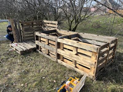 Instalarea punctelor de compostare și colectare a sticlelor de plastic 